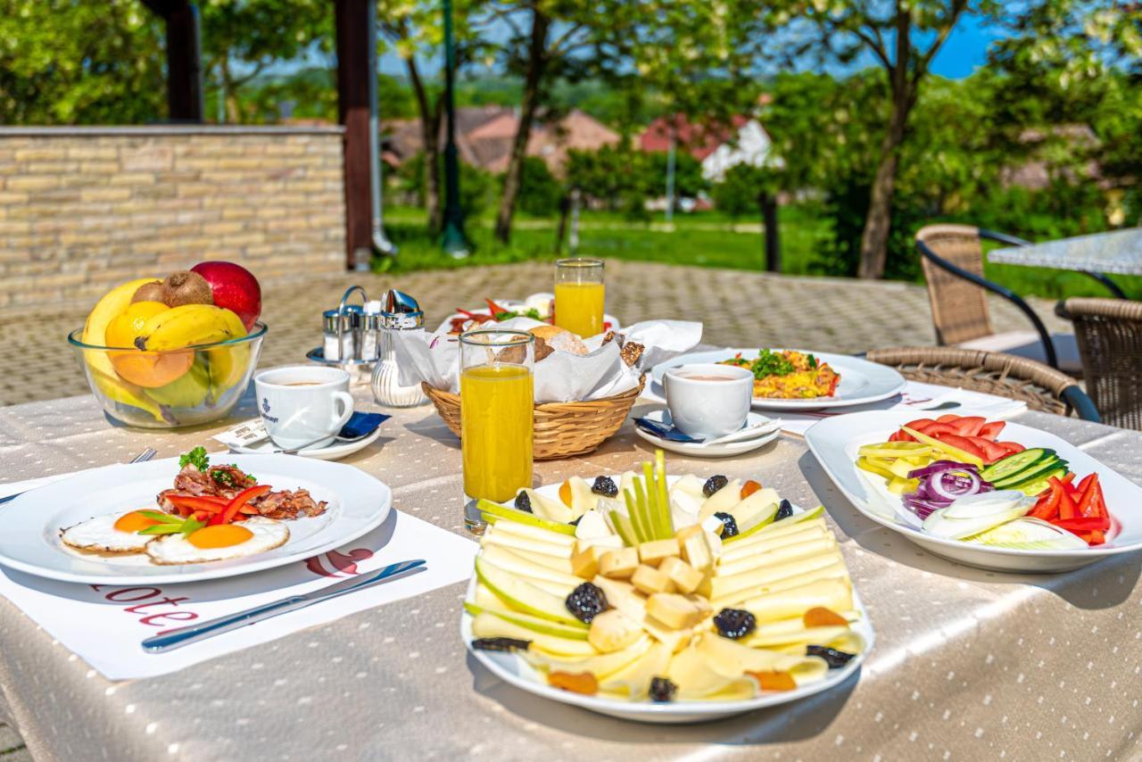 Fried Castle Hotel Resort Simontornya Exterior foto