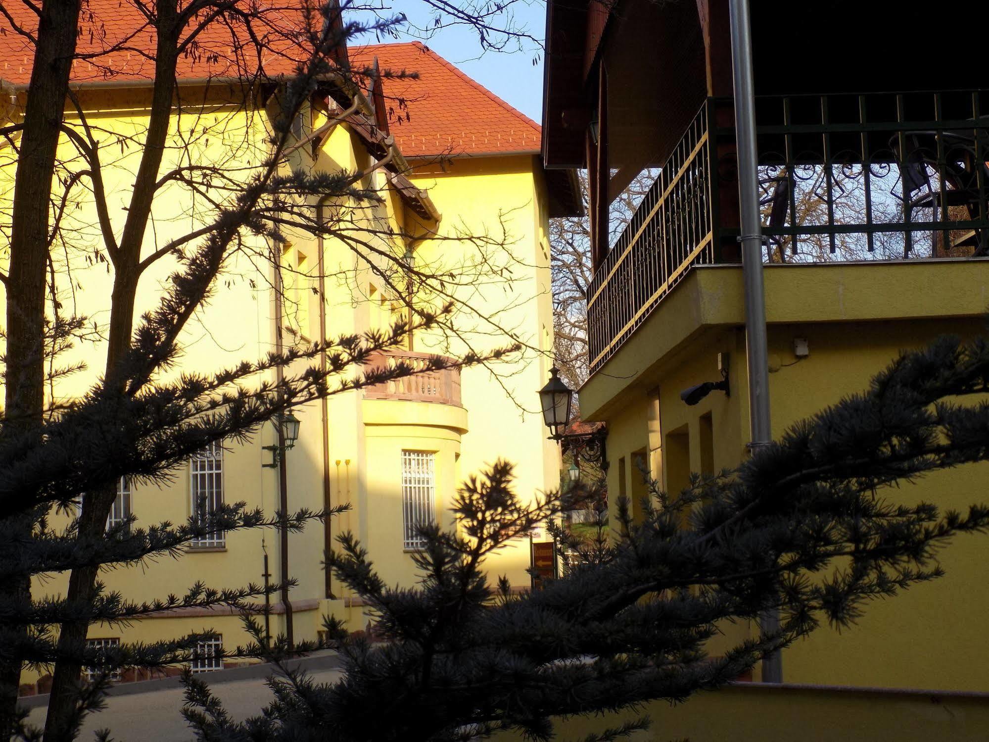 Fried Castle Hotel Resort Simontornya Exterior foto