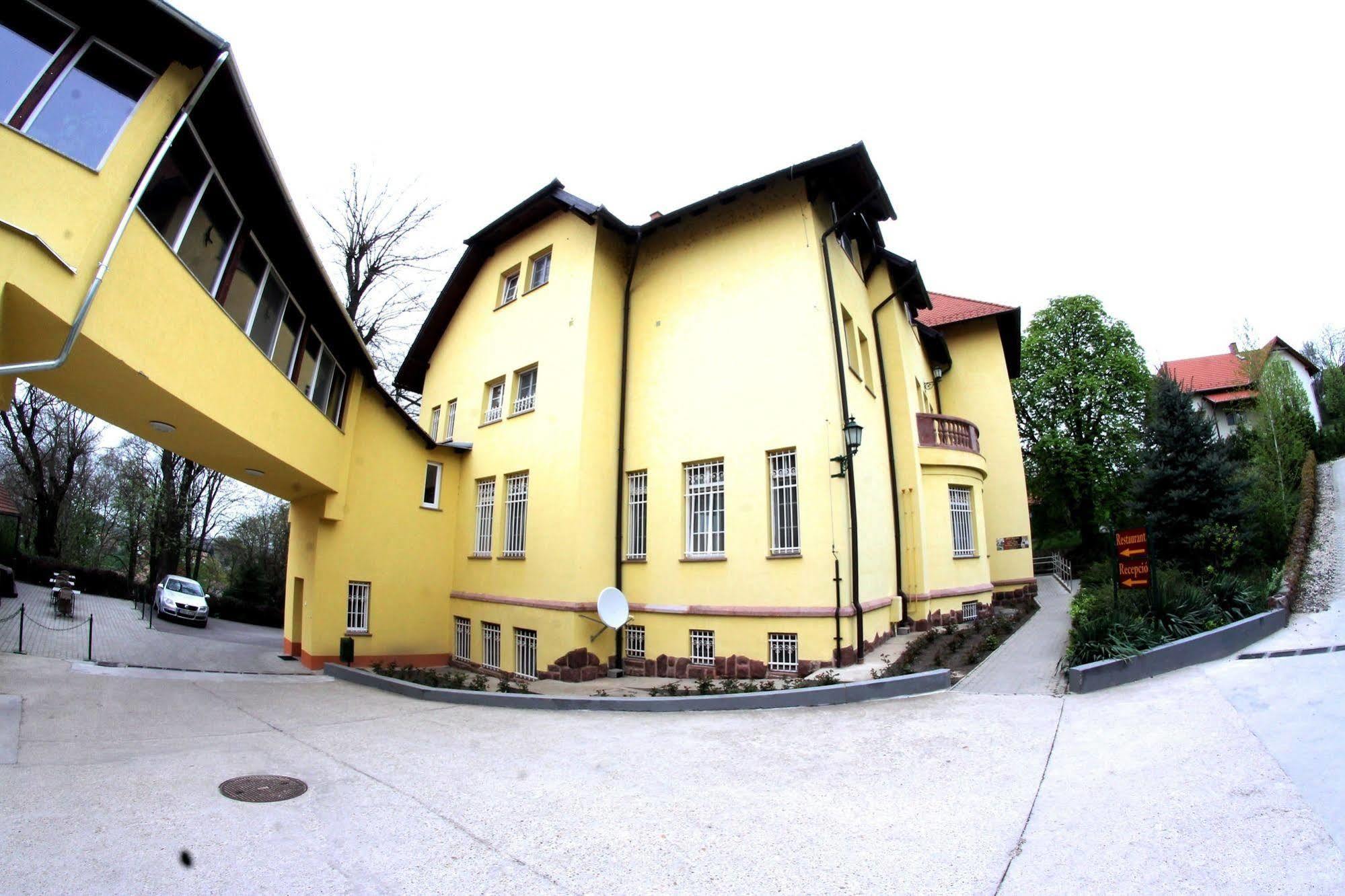 Fried Castle Hotel Resort Simontornya Exterior foto