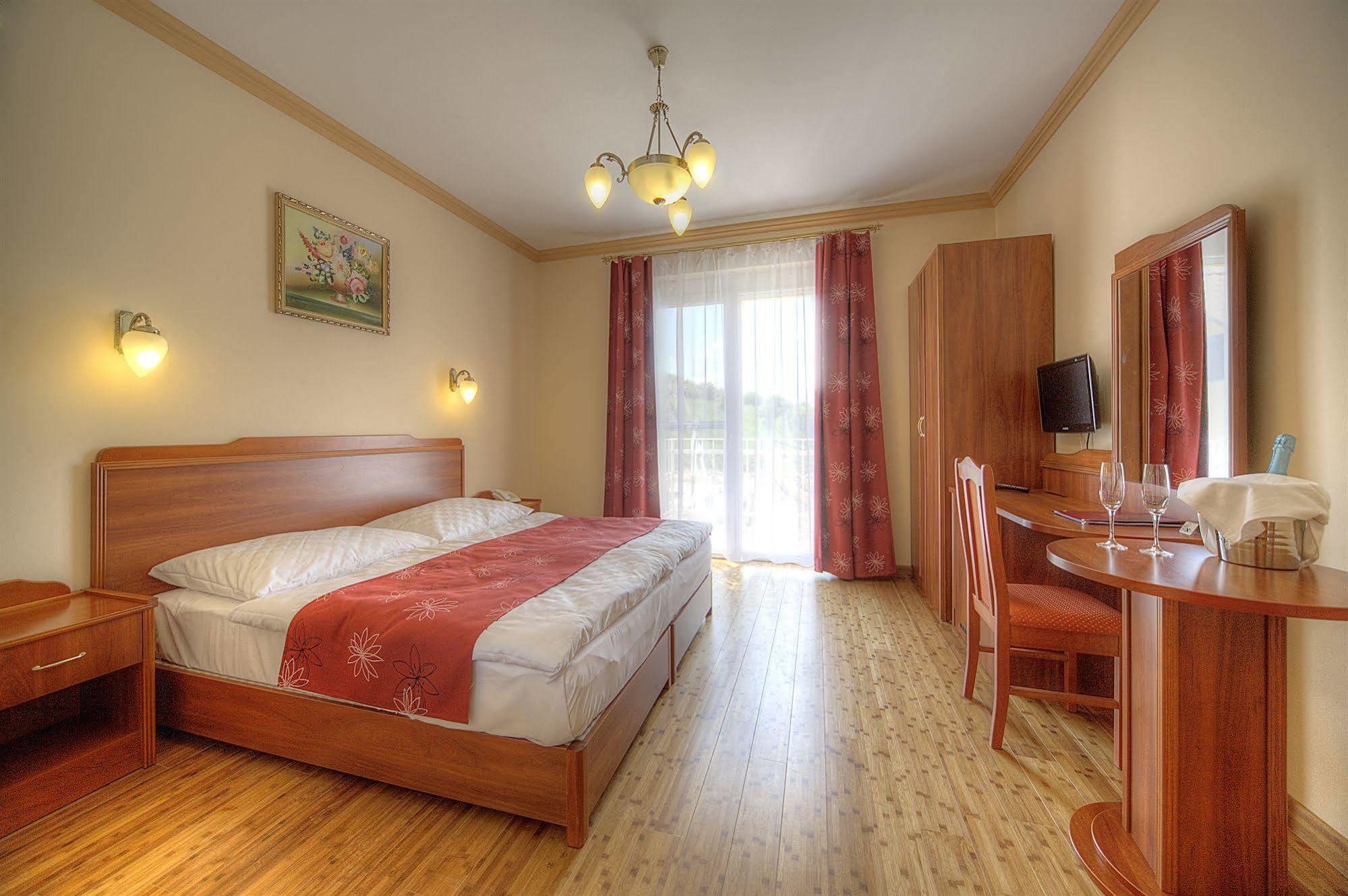 Fried Castle Hotel Resort Simontornya Exterior foto